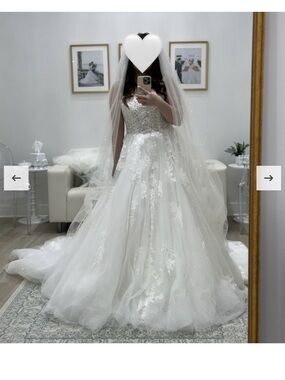Ivory Lace Appliqué Ball Gown Wedding Dress